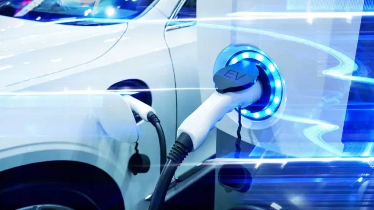 bender emobility Carga de automóvil eléctrico con cargador enchufado.