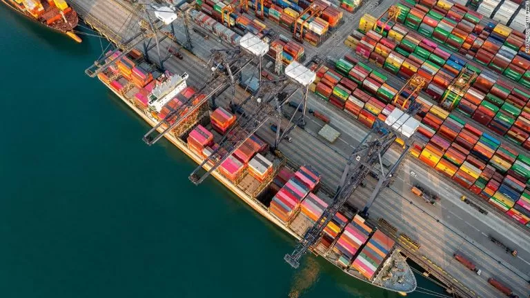 bender puertos y barcos Vista aérea de puerto con contenedores.